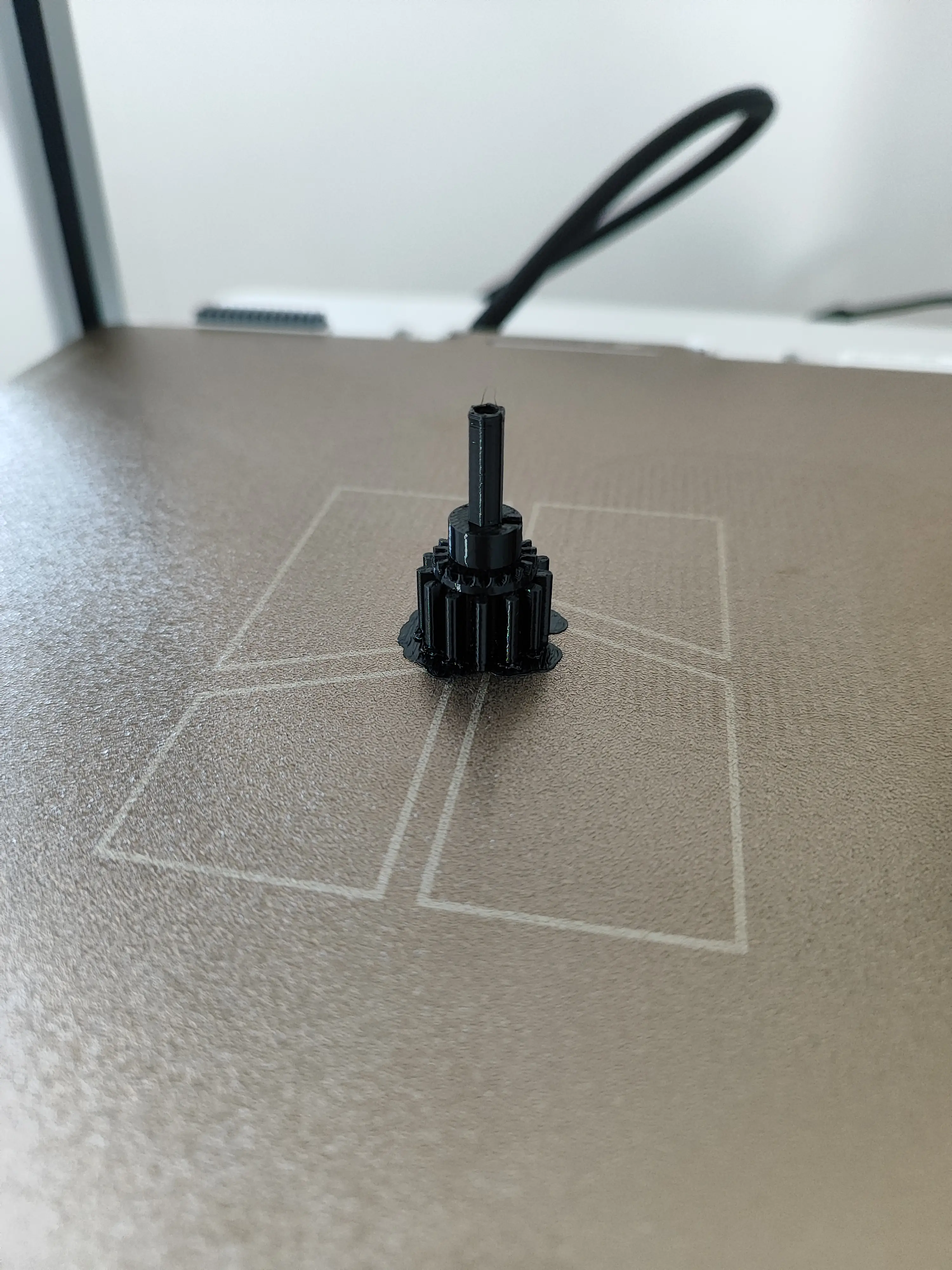 Engrenage noir imprimé en 3D, sur le plateau de l'imprimante - MaPièce3D Namur
