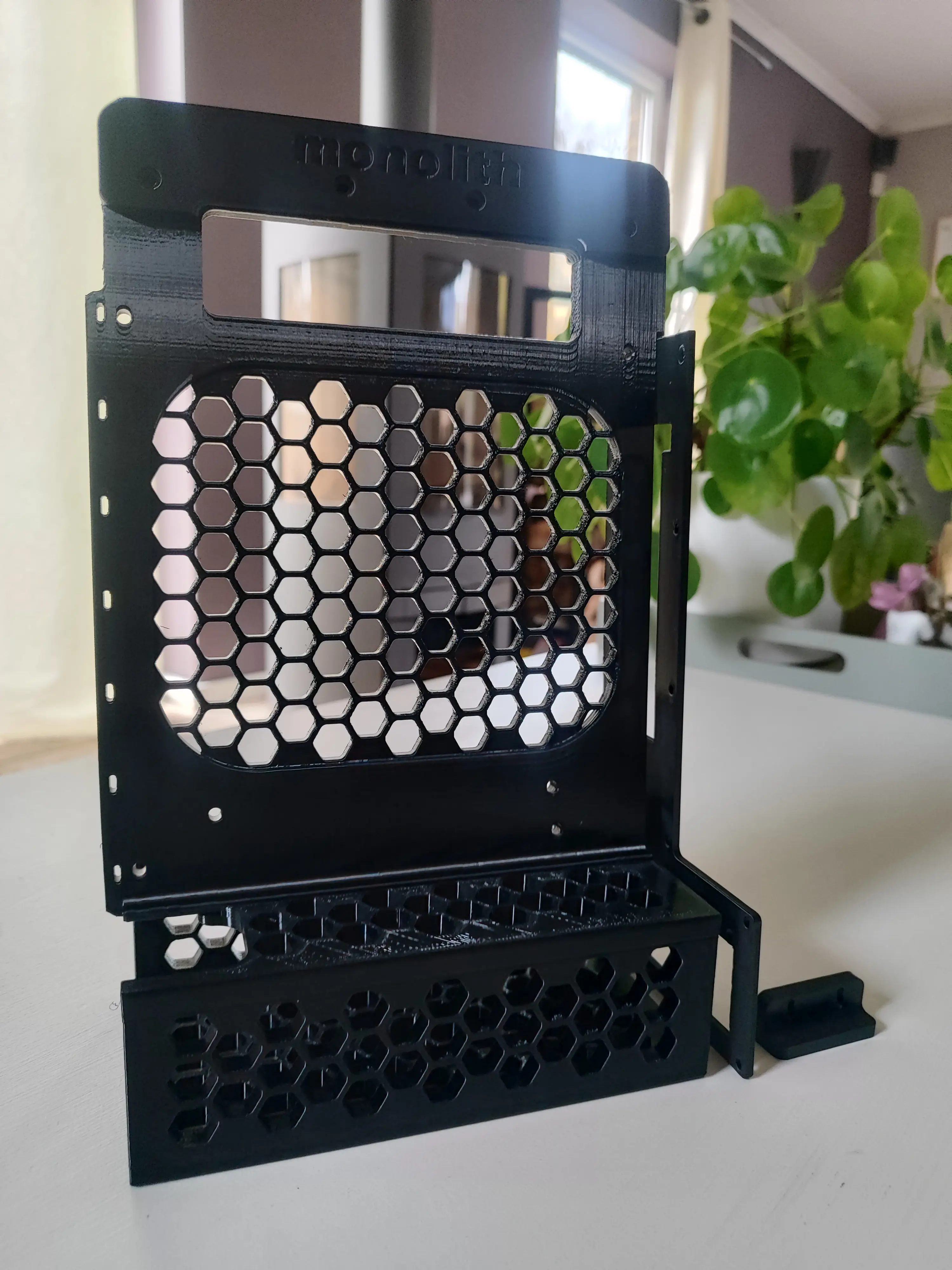 Boîtier d'ordinateur imprimé en 3D en PETG, façade ajourée en nid d'abeille