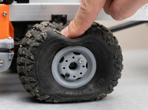 Pneu de voiture radiocommandée imprimé en 3D en TPU, comprimé du doigt